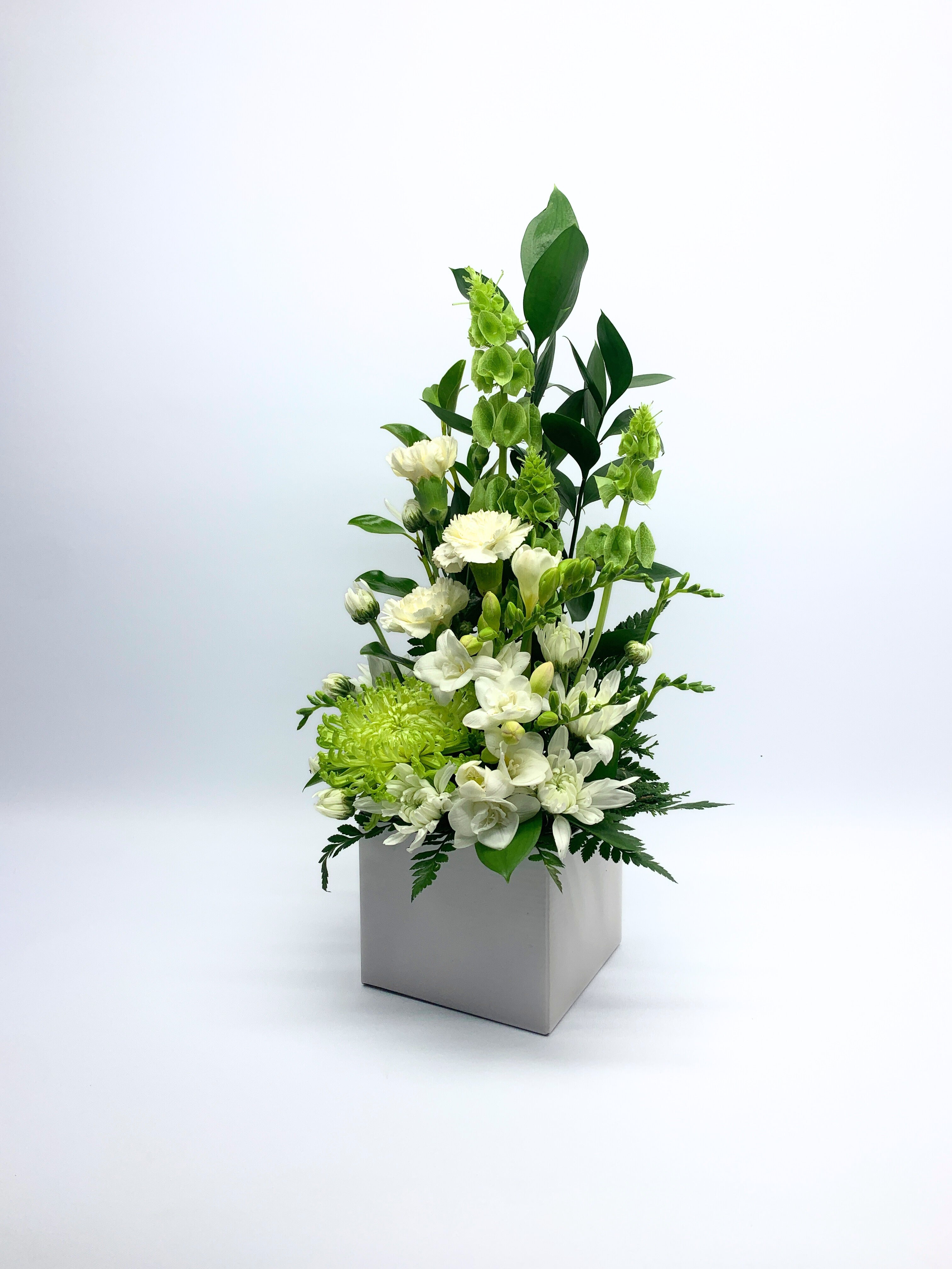 White & Green Upright Flower Arrangement image 0